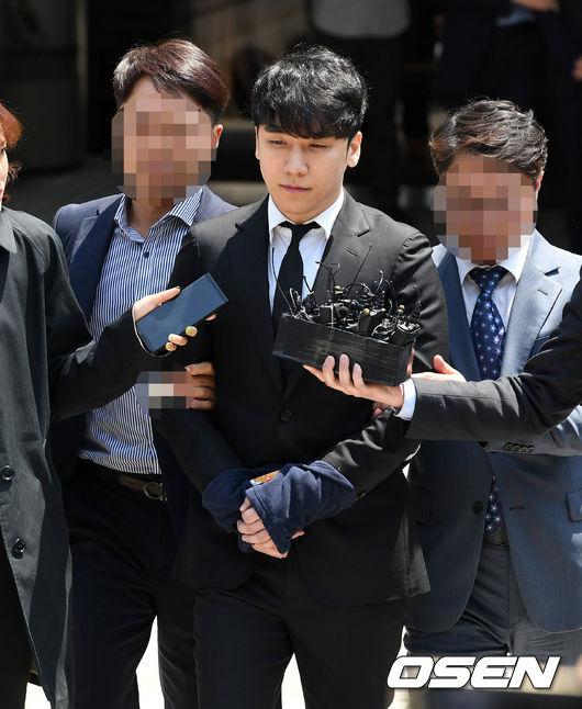 영장실질심사를 마친 승리가 포승줄에 묶인채 법원을 나서고 있다. /sunday@osen.co.kr