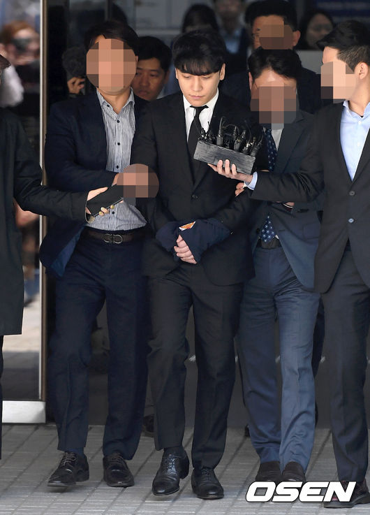 영장실질심사를 마친 승리가 포승줄에 묶인채 법원을 나서고 있다. /sunday@osen.co.kr