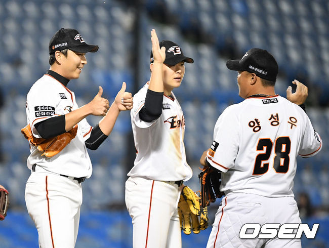 경기를 마치고 한화 정우람이 양성우와 승리 하이파이브를 하고 있다. /jpnews@osen.co.kr