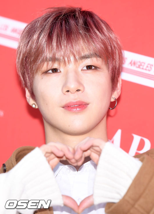 17일 오후 서울 강남구 삼성동의 한 홀에서 진행된 워너원 강다니엘 팬사인회 행사에서 강다니엘이 입장하며 포즈를 취하고 있다./ rumi@osen.co.kr