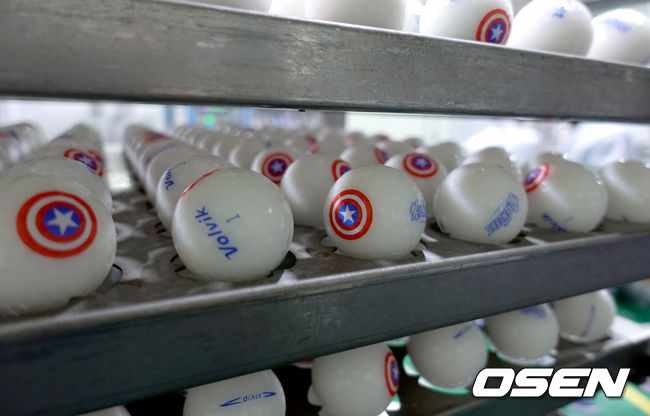 볼빅의 캡틴 아메리카-아이언맨 컬래버 골프공.