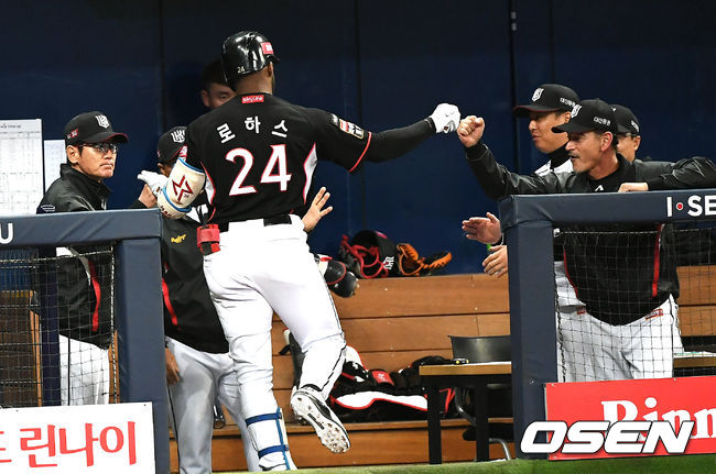 로하스가 지난 9일 오후 고척 키움전에서 솔로 홈런을 날린 뒤 이강철 감독과 하이파이브를 하고 있다. /pjmpp@osen.co.kr