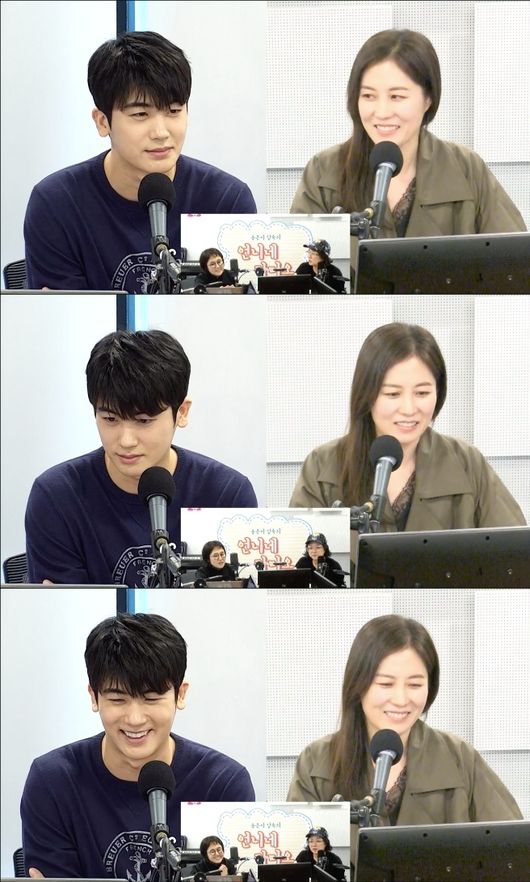 [사진=SBS 보는 라디오] '송은이, 김숙의 언니네 라디오'에 출연한 배우 박형식(왼쪽)과 문소리(오른쪽)