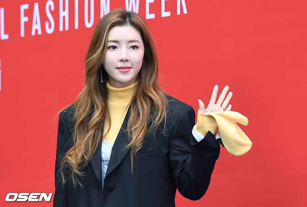 배우 박한별이 18일 오후 서울 동대문 디자인플라자(DDP)에서 진행된 2019 S/S 헤라 서울패션위크 '더 갱(THE GANG)' 컬렉션에서 참석해 포즈를 취하고 있다 . / youngrae@osen.co.kr