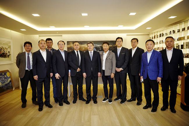 [사진] (왼쪽부터) 한지섭 SMTOWN PLANNER 대표, 머우쥔뎬 칭다오시 외사판공실 주임, 리우다룽 칭다오런저우그룹 총경리, 저우안 칭다오시 서해안신구 구장, 위하이보 칭다오런저우그룹 동사장, 멍판리 칭다오시 시장, 이수만 프로듀서, 남궁철 SM엔터테인먼트 상무, 볜핑 칭다오시정부 비서장, 자오스위 칭다오시정부 상무국 국장, 쉬 칭다오시정부 상무국 부국장, SM엔터테인먼트 제공