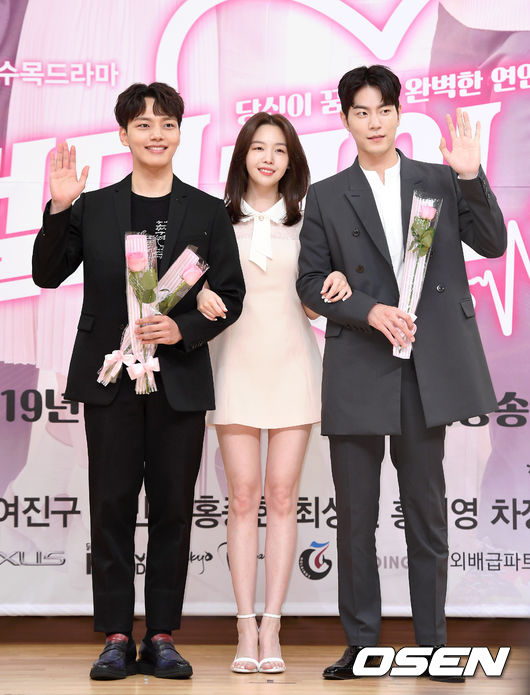 15일 오후 서울 목동SBS에서 SBS 새 수목드라마 ‘절대그이’ 제작발표회가 열렸다.배우 여진구, 방민아, 홍종현이 포토타임을 갖고 있다. /sunday@osen.co.kr