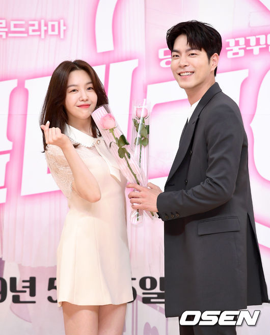 15일 오후 서울 목동SBS에서 SBS 새 수목드라마 ‘절대그이’ 제작발표회가 열렸다.배우 방민아, 홍종현이 포토타임을 갖고 있다. /sunday@osen.co.kr