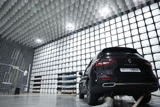 르노테크놀로지코리아의 전자파 정확성 실험실.