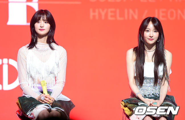 15일 오후 서울 용산구 블루스퀘어에서 EXID의 새 앨범 ‘WE’ 발매기념 쇼케이스가 열렸다.걸그룹 EXID 정화와 하니가 취재진의 질문을 듣고 있다. /sunday@osen.co.kr