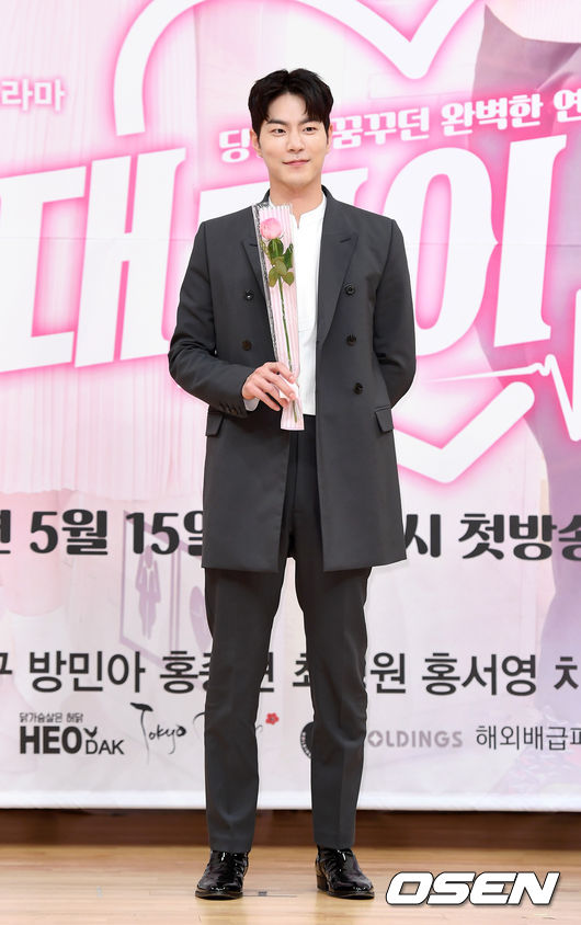 15일 오후 서울 목동SBS에서 SBS 새 수목드라마 ‘절대그이’ 제작발표회가 열렸다. 배우 홍종현이 포토타임을 갖고 있다. /sunday@osen.co.kr