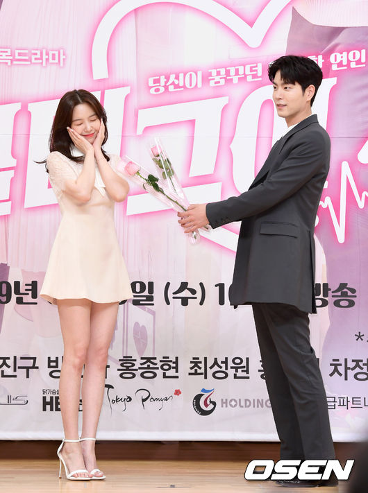 15일 오후 서울 목동SBS에서 SBS 새 수목드라마 ‘절대그이’ 제작발표회가 열렸다. 배우 방민아, 홍종현이 포토타임을 갖고 있다. /sunday@osen.co.kr