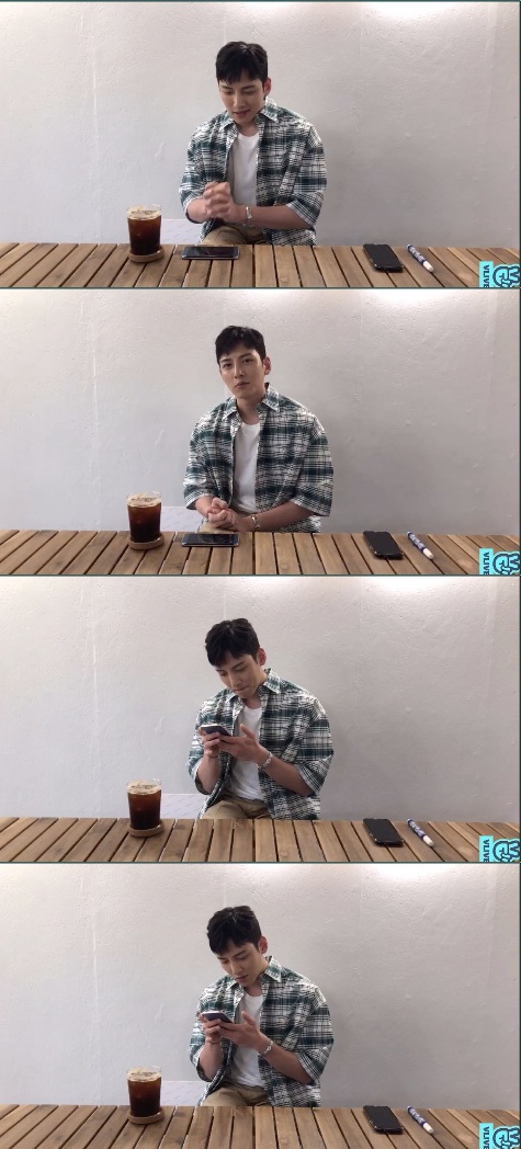 [사진=V라이브 방송화면] 배우 지창욱 전역 기념 생방송 '#늦은봄 #커피한잔할래요'