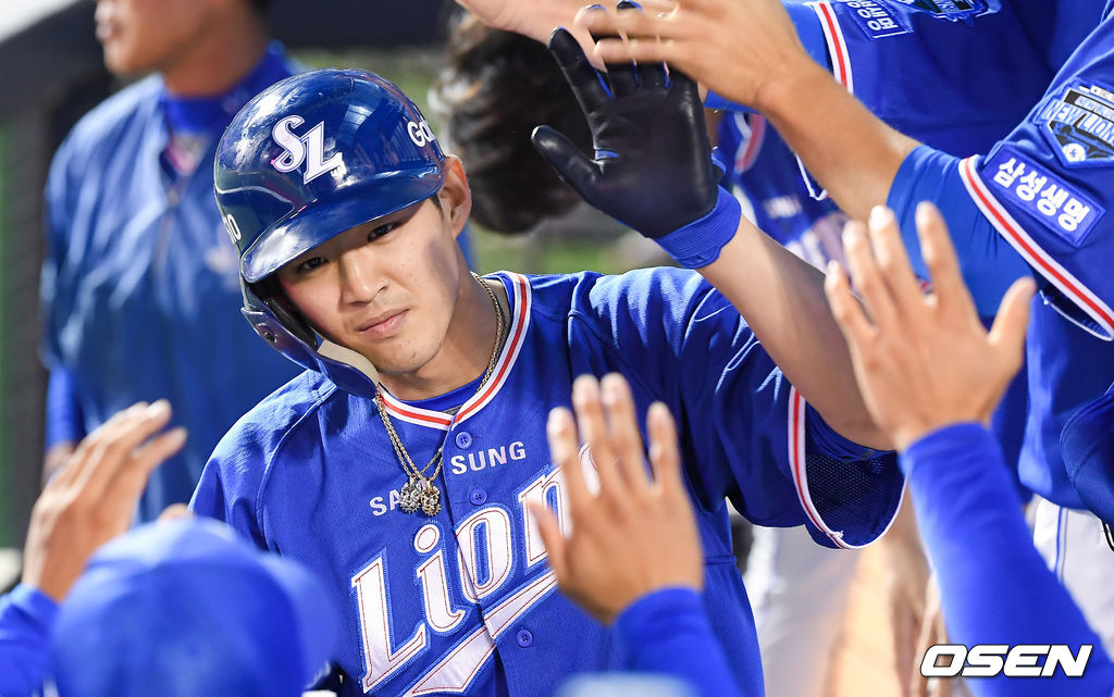 7회초 2사 삼성 구자욱이 솔로홈런을 날린뒤 동료들의 축하를 받고 있다. /soul1014@osen.co.kr