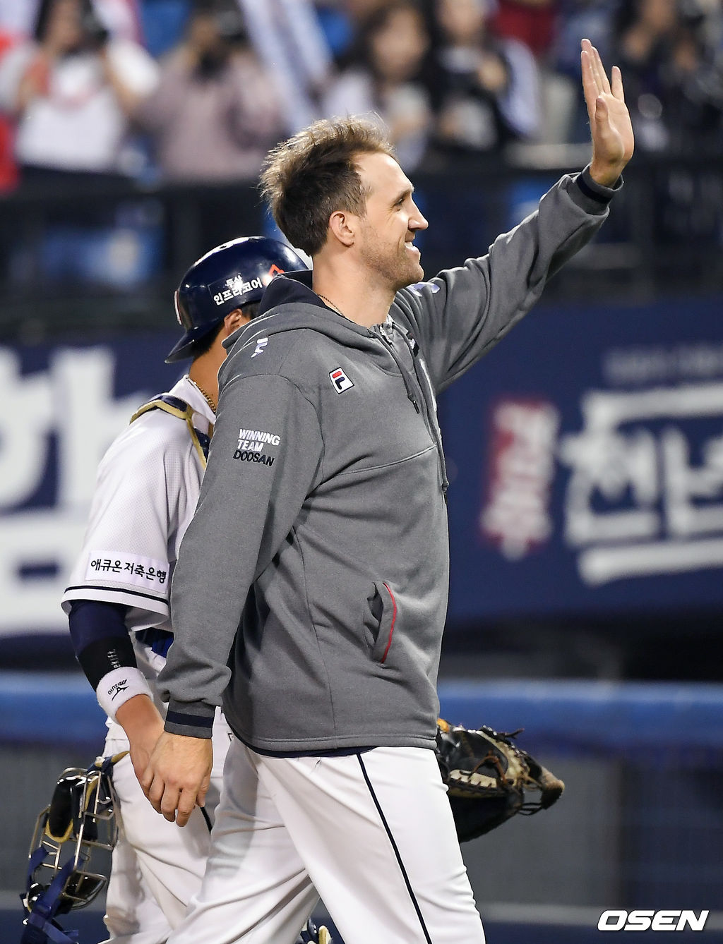 경기종료 후 두산 린드블럼이 팬들에게 인사를 하고 있다.  /soul1014@osen.co.kr