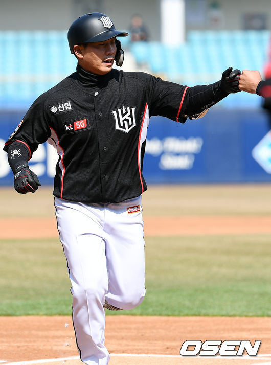 KT 위즈 베테랑 박경수가 15일 KIA와의 광주경기에서 역전 결승홈런을 날렸다. /pjmpp@osen.co.kr