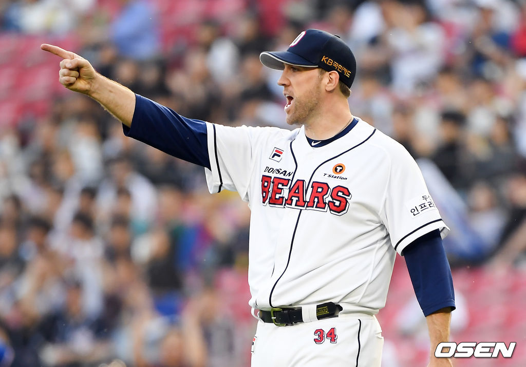 2회초 2사 삼성 최영진의 내야땅볼때 두산 선발투수 린드블럼이 호수비 펼친 김재호를 향해 환호하고 있다. /soul1014@osen.co.kr