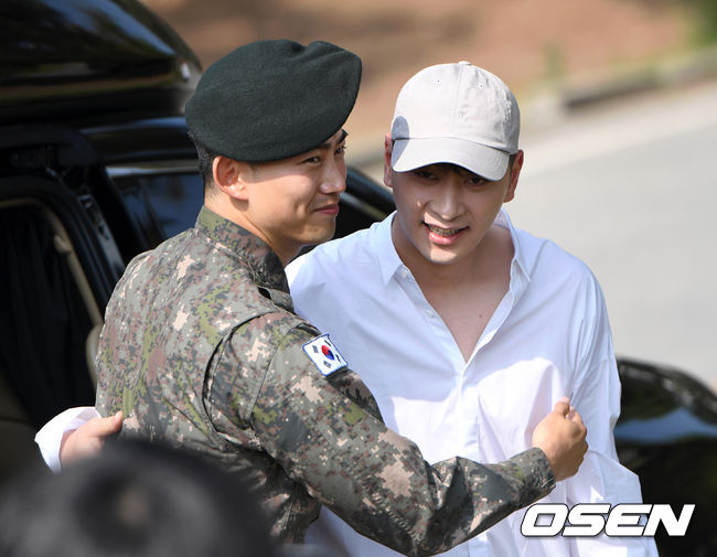 16일 오전 2PM 옥택연이 경기도 고양시 백마부대에서 현역 만기 전역했다.전역식을 마친 2PM 옥택연이 찬성과 포옹을 하고 있다. /sunday@osen.co.kr