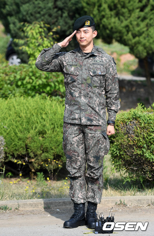 16일 오전 2PM 옥택연이 경기도 고양시 백마부대에서 현역 만기 전역했다.전역식을 마친 2PM 옥택연이 팬들과 취재진을 향해 거수경례를 하고 있다. /sunday@osen.co.kr