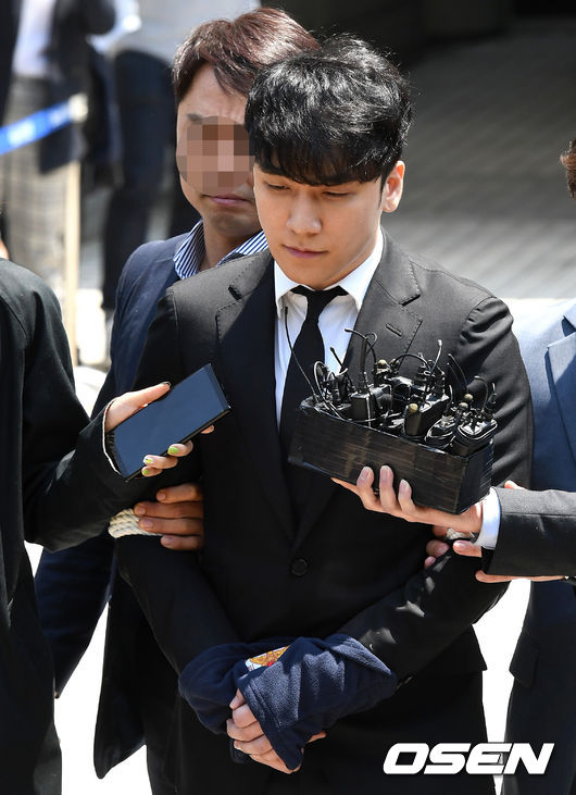 영장실질심사를 마친 승리가 포승줄에 묶인채 법원을 나서고 있다. /sunday@osen.co.kr