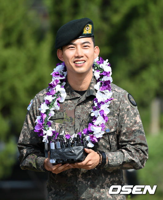 16일 오전 2PM 옥택연이 경기도 고양시 백마부대에서 현역 만기 전역했다.전역식을 마친 2PM 옥택연이 인터뷰를 하고 있다. /sunday@osen.co.kr