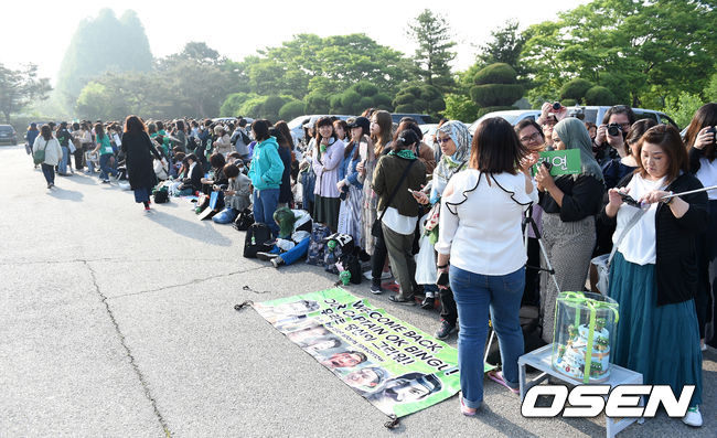 16일 오전 2PM 옥택연이 경기도 고양시 백마부대에서 현역 만기 전역했다.전세계 수많은 팬들이 전역을 하는 옥택연을 기다리고 있다. /sunday@osen.co.kr