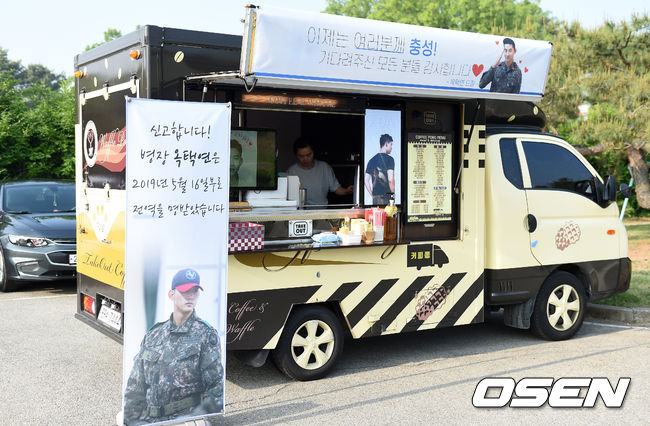 16일 오전 2PM 옥택연이 경기도 고양시 백마부대에서 현역 만기 전역했다.옥택연의 전역을 기다리는 팬들이 커피차를 준비하고 있다. /sunday@osen.co.kr