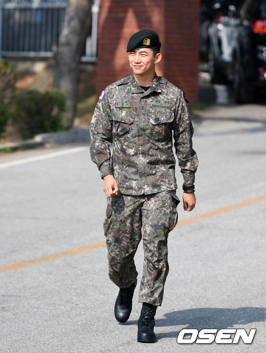 16일 오전 2PM 옥택연이 경기도 고양시 백마부대에서 현역 만기 전역했다.전역식을 마친 2PM 옥택연이 팬들과 취재진을 향해 걸어오고 있다. /sunday@osen.co.kr