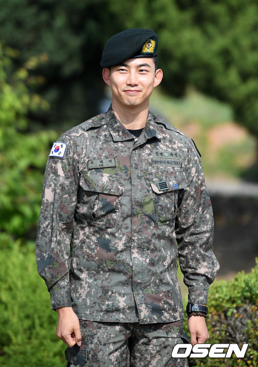 16일 오전 2PM 옥택연이 경기도 고양시 백마부대에서 현역 만기 전역했다.전역식을 마친 2PM 옥택연이 팬들과 취재진을 향해 인사를 하고 있다. /sunday@osen.co.kr
