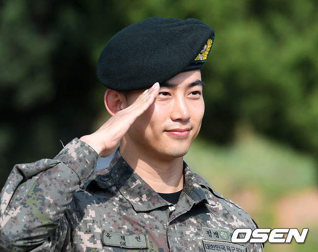 16일 오전 2PM 옥택연이 경기도 고양시 백마부대에서 현역 만기 전역했다.  전역식을 마친 2PM 옥택연이 팬들과 취재진을 향해 거수경례를 하고 있다. /sunday@osen.co.kr
