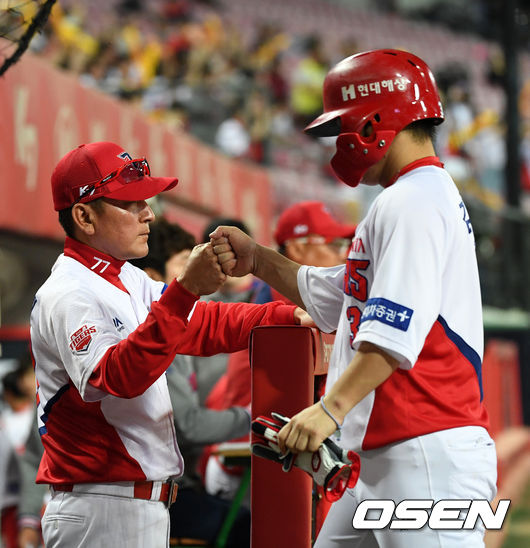 6회말 2사 만루에서 KIA 김기태 감독이 이명기의 밀어내기 볼넷으로 득점에 성공한 김선빈과 주먹을 맞대고 있다. /jpnews@osen.co.kr