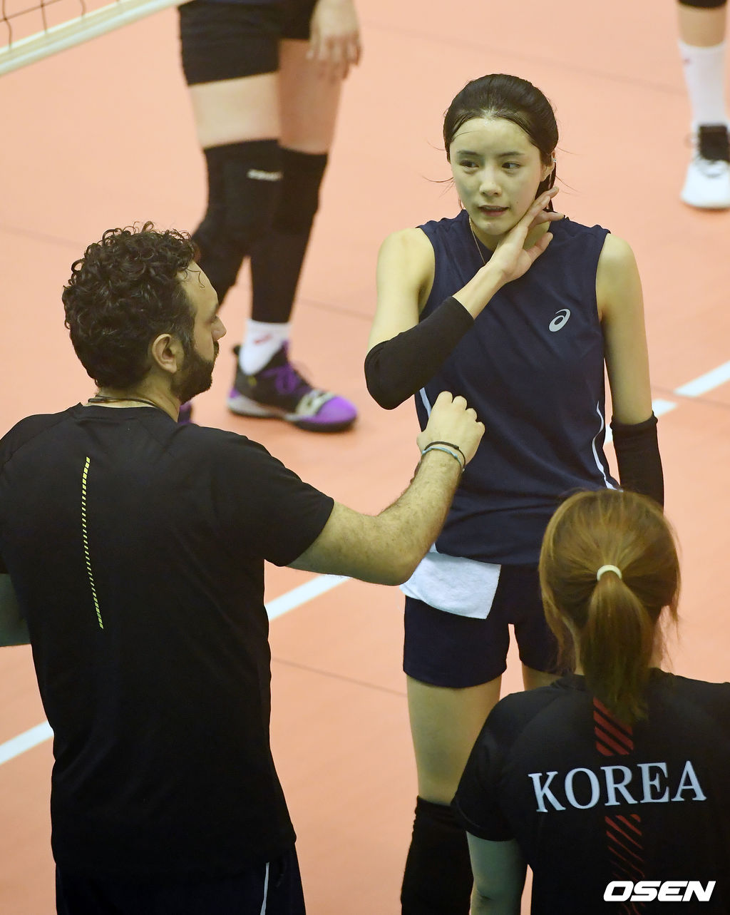 진천선수촌 배구 훈련장에서 진행된 대한민국 여자배구대표팀의 공개훈련에서 스테파노 라바리니 감독이 이다영에게 말을 하고 있다./ rumi@osen.co.kr