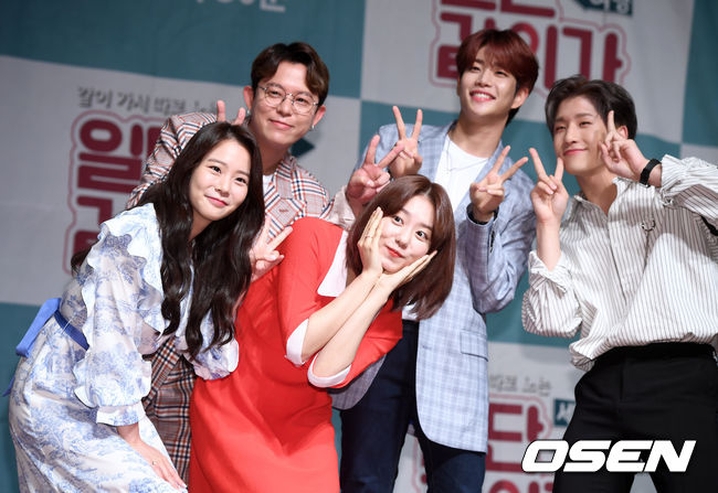 무대 위에서 토니안, 한승연, 아스트로 MJ, 진진, 김소혜가 포토타임을 갖고 있다. /rumi@osen.co.kr