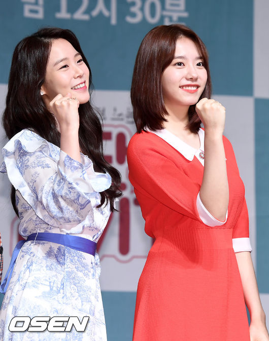 무대 위에서 한승연과 김소혜가 포토타임을 갖고 있다. /rumi@osen.co.kr