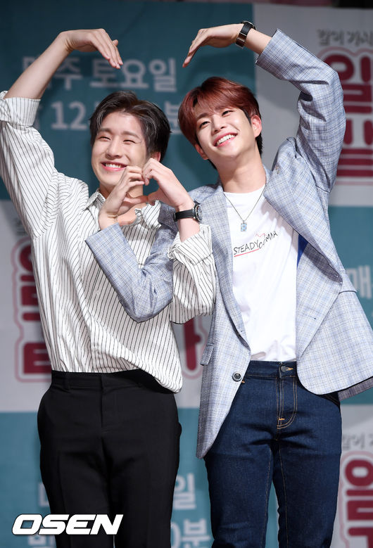 무대 위에서 아스트로 MJ, 진진이 포토타임을 갖고 있다. /rumi@osen.co.kr