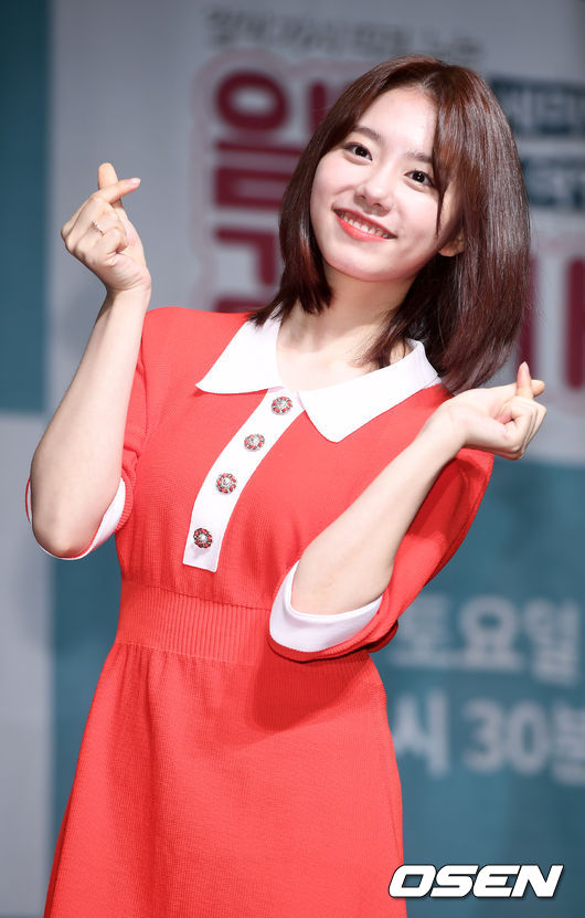 무대 위에서 김소혜가 포토타임을 갖고 있다. /rumi@osen.co.kr