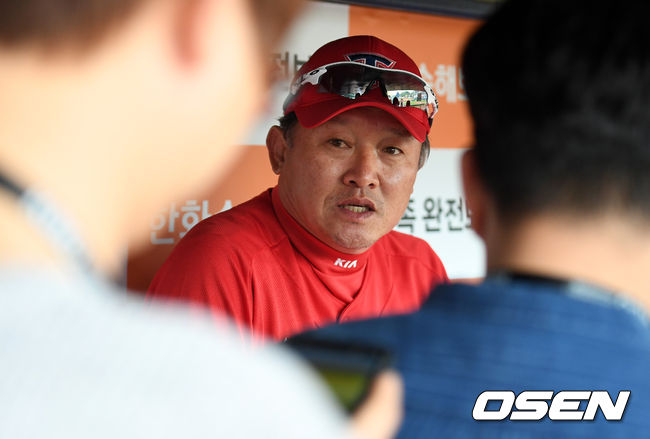 경기에 앞서 KIA 박흥식 감독대행이 취재진과 이야기를 나누고 있다. /jpnews@osen.co.kr