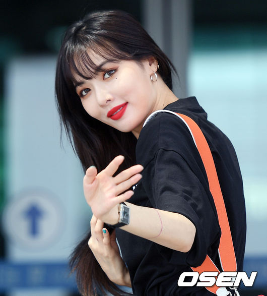 7일 오후 가수 현아가 화보 촬영 차 인천국제공항을 통해 미국 LA로 출국하고 있다. / eastsea@osen.co.kr