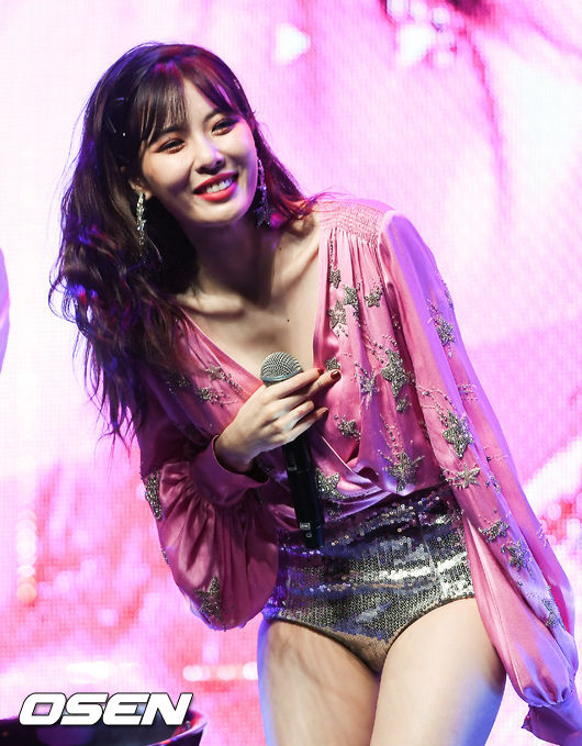 [OSEN=박준형 기자 ]트리플H가 현아가 인사를 하고 있다. / soul1014@osen.co.kr