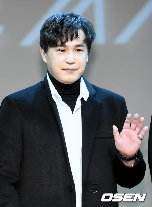 엠씨더맥스 이수가 포토타임을 갖고 있다.  / youngrae@osen.co.kr