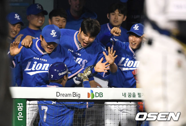 14일 서울 잠실야구장에서 ’2019 신한은행 MY CAR KBO리그' 두산 베어스와 삼성 라이온즈의 경기가 열렸다.연장 10회초 무사 선두타자로 나선 삼성 김상수가 다시 앞서가는 좌월 솔로포를 날리고 더그아웃 동료들과 기뻐하고 있다. /dreamer@osen.co.kr