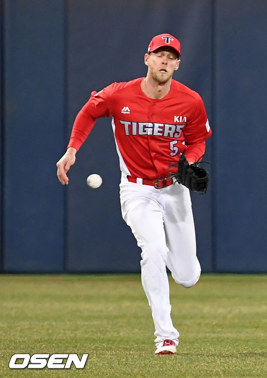 2일 오후 대구 삼성라이온즈파크에서 열린 '2018 신한은행 MY CAR KBO리그' 삼성 라이온즈와 KIA 타이거즈의 경기, 7회말 1사 주자 1,2루 삼성 구자욱의 중견수 플라이 타구때 KIA 해즐베이커가 실책을 범하고 있다./rumi@osen.co.kr