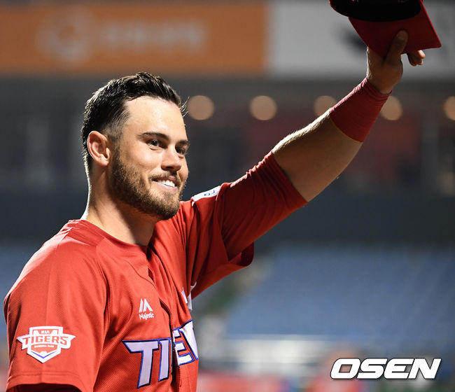 KIA 터커가 인터뷰를 마치고 팬들에 인사를 하고 있다. /jpnews@osen.co.kr