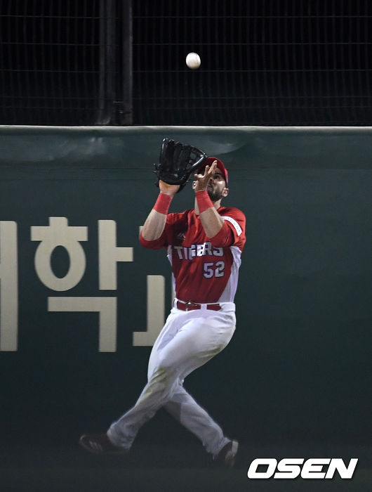 5회말 1사에서 KIA 터커가 한화 장진혁의 타구를 처리하고 있다. /jpnews@osen.co.kr