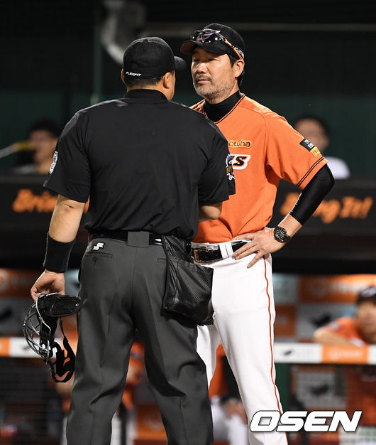 7회초 무사 1루에서 추평호 구심이 한화 이태양에 스피드업 관련 견제 동작에 경고를 주자 한용덕 감독이 더그아웃에서 나와 불만을 나타내고 있다. /jpnews@osen.co.kr