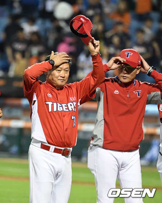 KIA 박흥식 감독대행과 김민호 수석코치가 팬들에 인사를 하고 있다. /jpnews@osen.co.kr