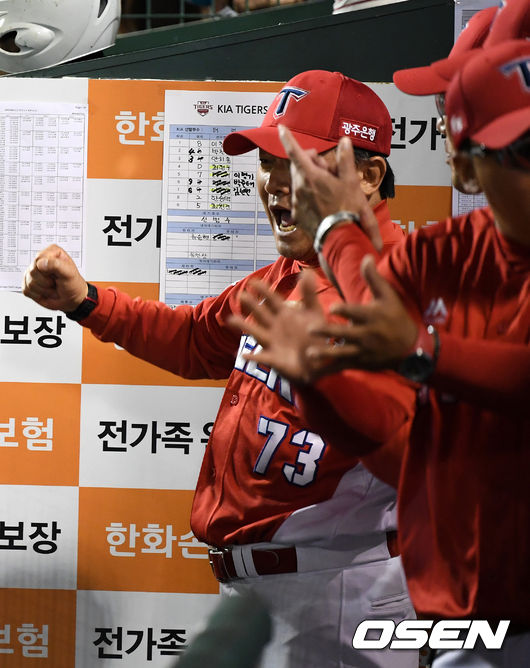 KIA 박흥식 감독대행이 승리를 거두며 포효하고 있다. /jpnews@osen.co.kr