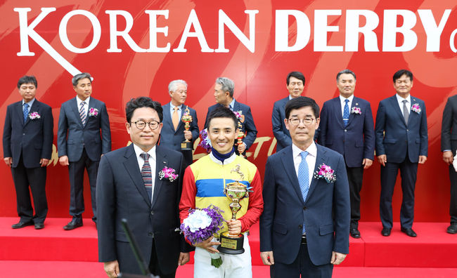 [사진] 2019년5월12일 코리안더비 시상식_왼쪽부터 한국마사회 김종국 경마본부장,  문세영 기수, 한국마사회 김낙순 회장 /한국마사회 제공