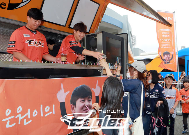 [사진] 후배 노시환과 함께 커피 트럭 이벤트에 나선 정은원. /한화 이글스 제공.