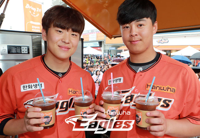 [사진] 커피 트럭 이벤트에 나선 정은원(왼쪽)과 노시환. /한화 이글스 제공.