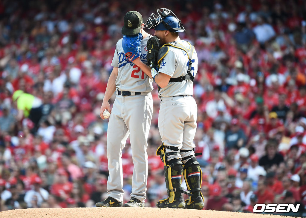 3회말 3실점 허용한 다저스 선발투수 뷸러와 오스틴 반스 포수가 이야기를 나누고 있다. / soul1014@osen.co.kr